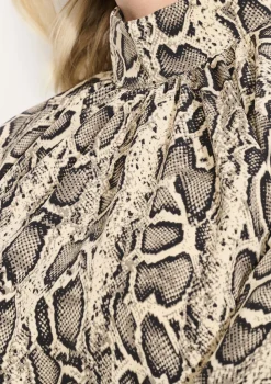LolaLiza Blouse met slangenprint- Blouses En Hemden