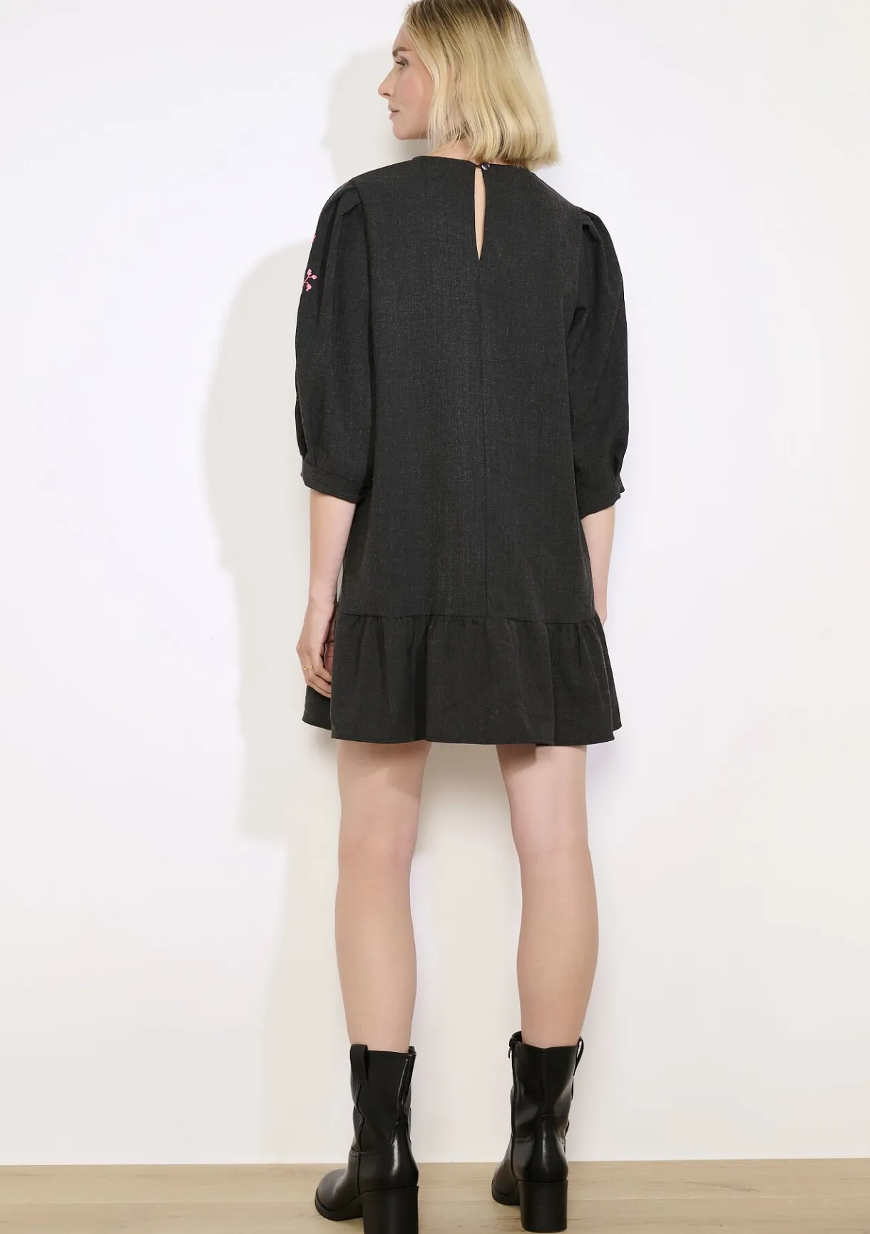 LolaLiza Geborduurde jurk met ruffles- Jurken