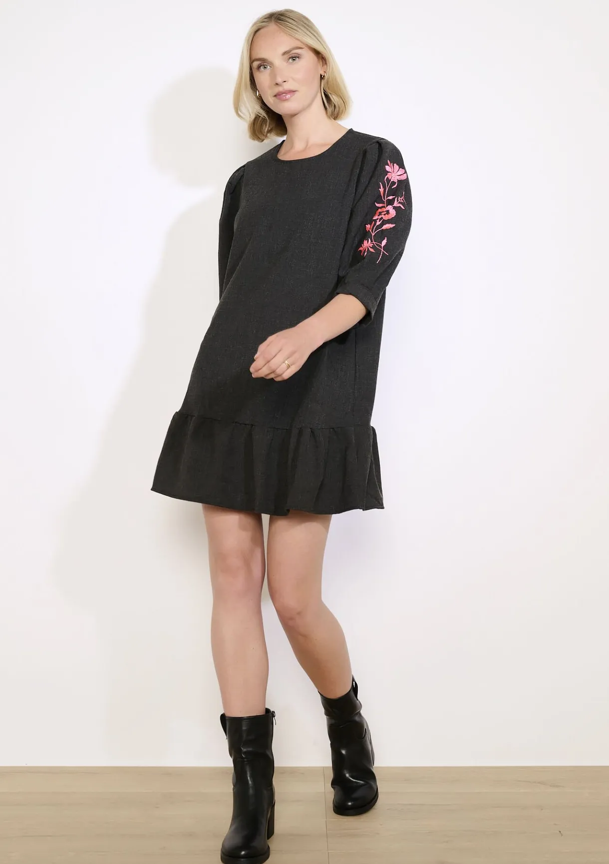 LolaLiza Geborduurde jurk met ruffles- Jurken