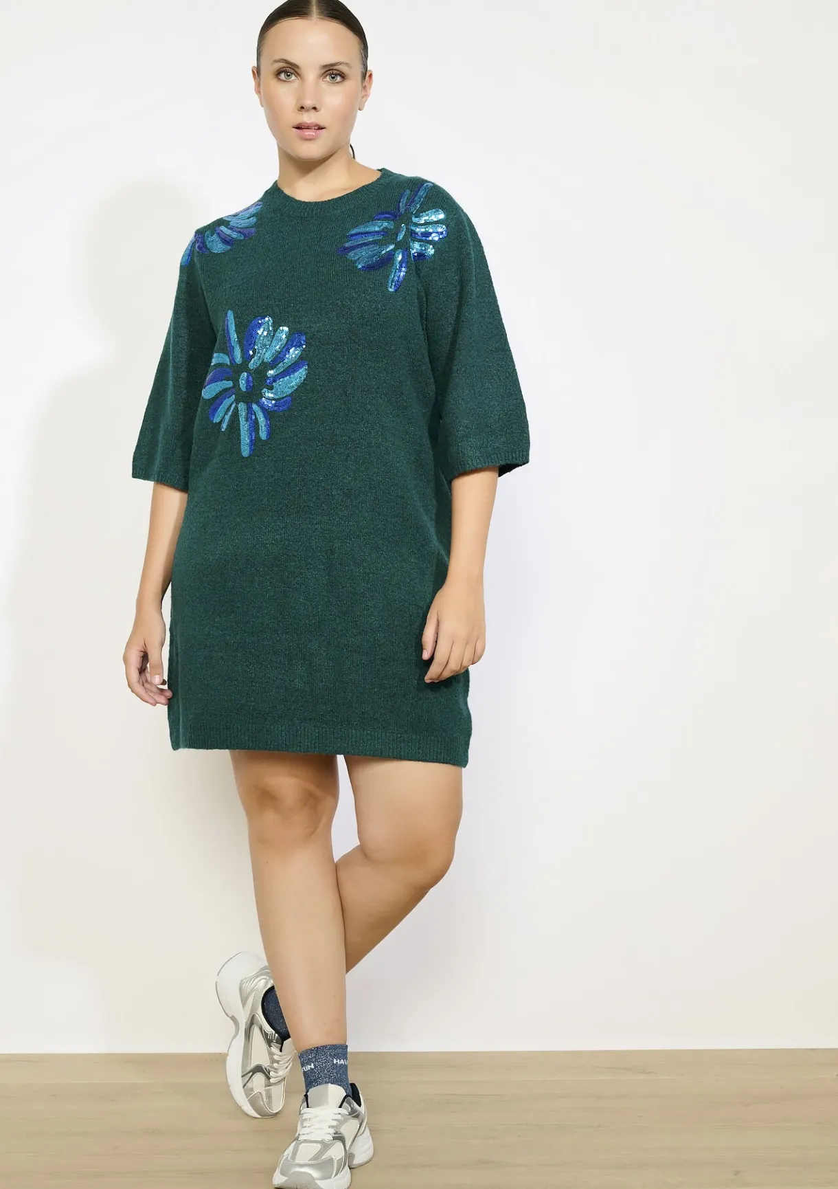 LolaLiza gebreide jurk met bloemenborduursel- Jurken