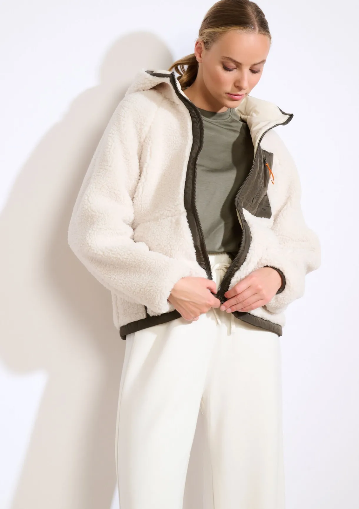 LolaLiza Jas met capuchon in imitatievacht- Loungewear|Vesten En Blazers