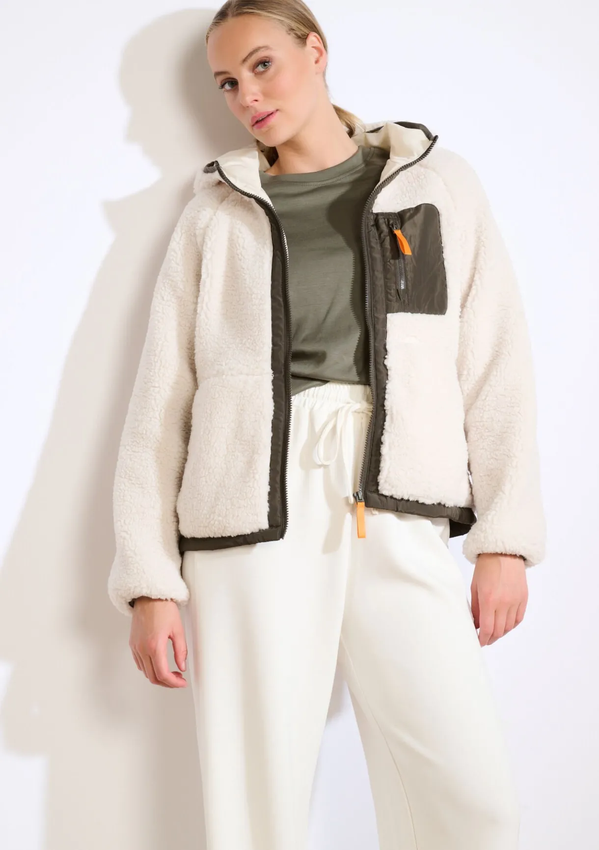 LolaLiza Jas met capuchon in imitatievacht- Loungewear|Vesten En Blazers