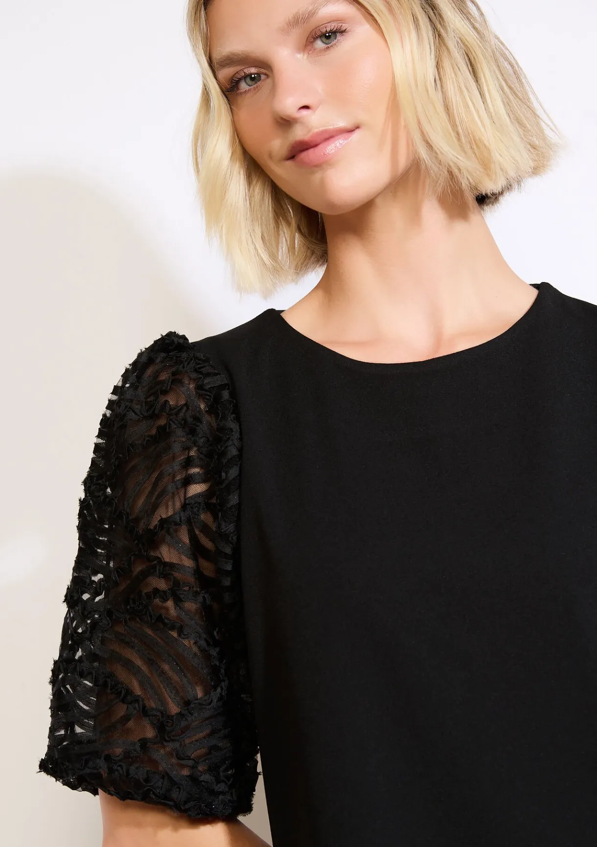 LolaLiza Korte jurk met kantmouwen- Jurken