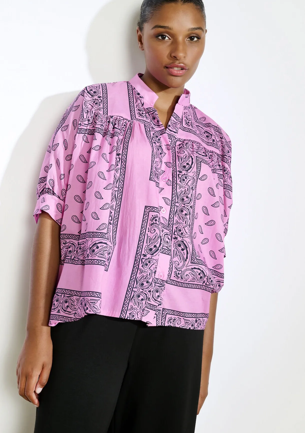 LolaLiza Oversized blouse met bandanaprint- Blouses En Hemden