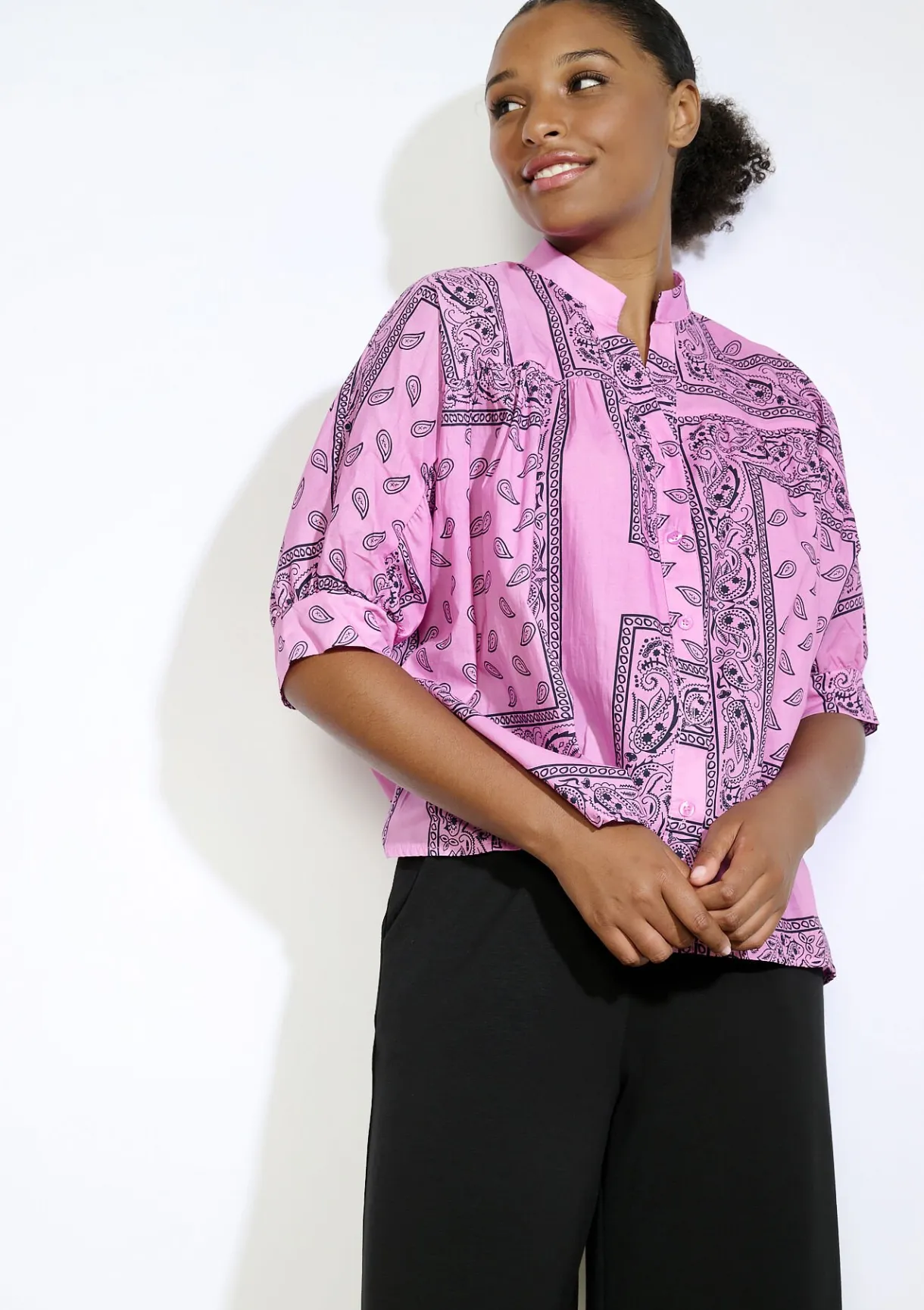 LolaLiza Oversized blouse met bandanaprint- Blouses En Hemden