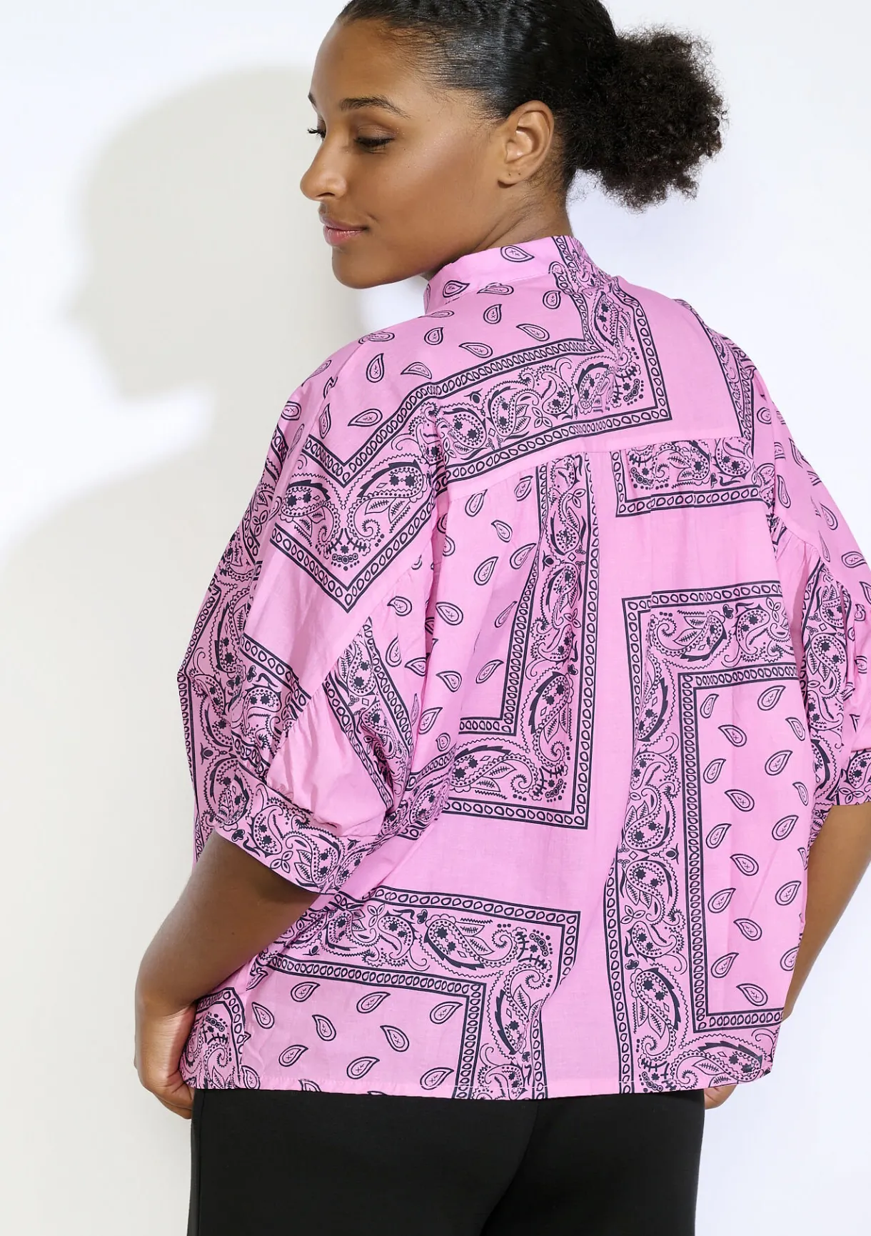 LolaLiza Oversized blouse met bandanaprint- Blouses En Hemden