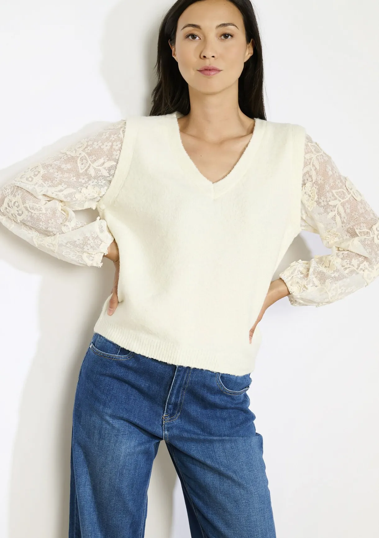 LolaLiza V-hals trui met kanten mouwen- Truien En Cardigans