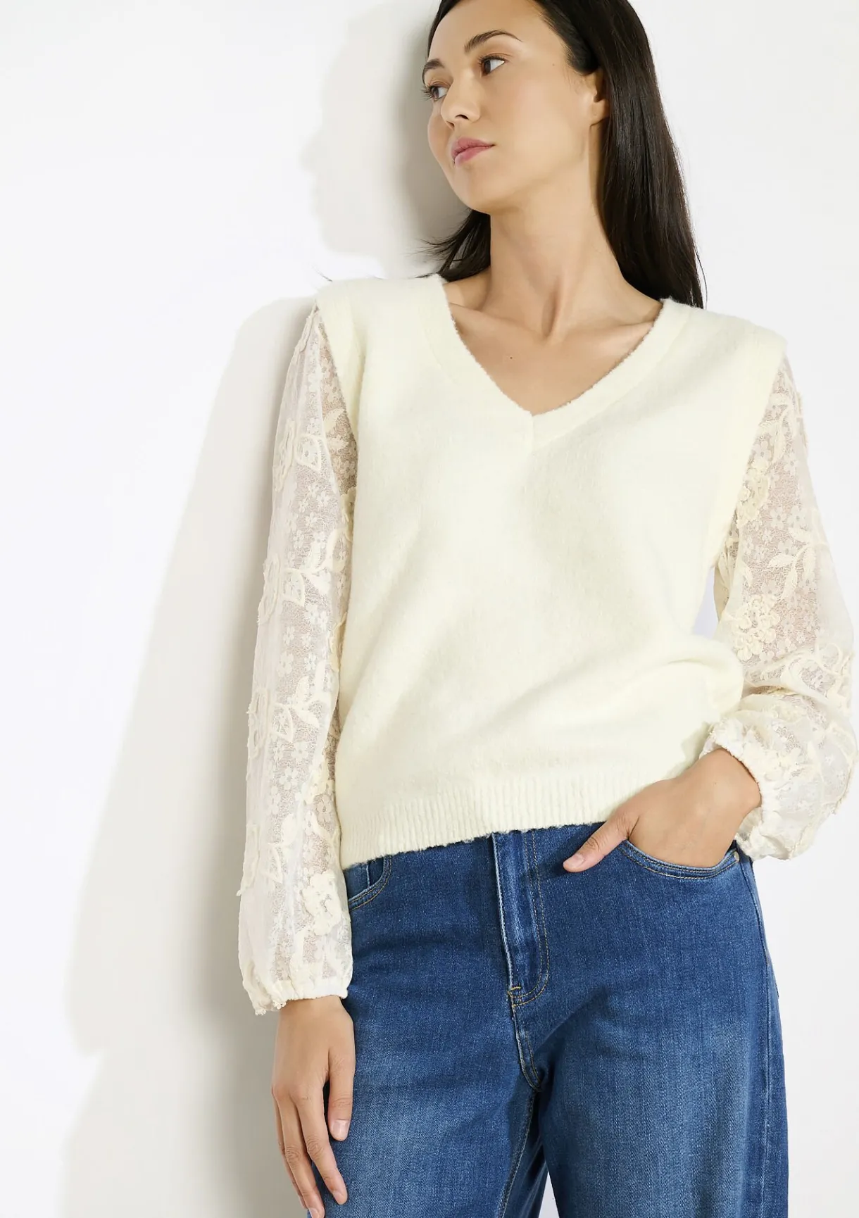 LolaLiza V-hals trui met kanten mouwen- Truien En Cardigans