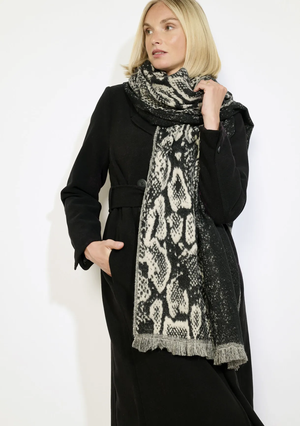 LolaLiza Zachte sjaal met pythonprint- Accessoires